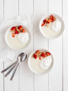 Koldskål med jordbær, kammerjunker og marengsguf - cremet og frisk sommerklassiker