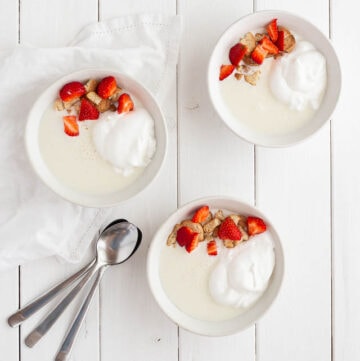 Koldskål med jordbær, kammerjunker og marengsguf - cremet og frisk sommerklassiker