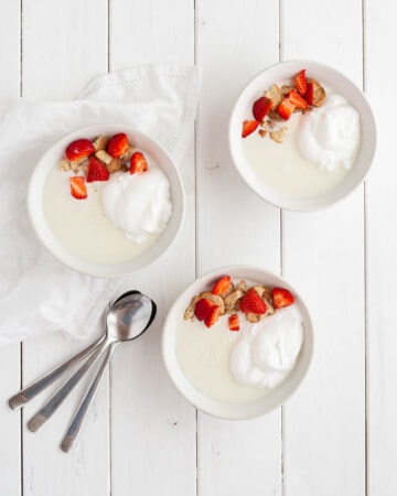 Koldskål med jordbær, kammerjunker og marengsguf - cremet og frisk sommerklassiker