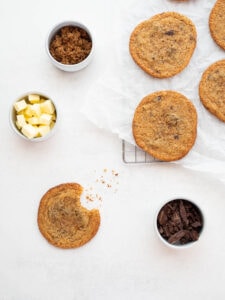 Hjemmelavede cookies med sprød kant og blød midte fyldt med chokoladestykker.