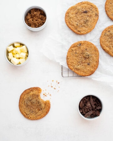 Hjemmelavede cookies med sprød kant og blød midte fyldt med chokoladestykker.
