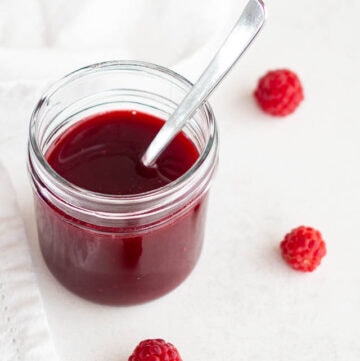 Hjemmelavet hindbærsirup - sød og syrlig sirup til drinks, is, desserter og vinaigrette