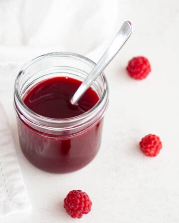 Hjemmelavet hindbærsirup - sød og syrlig sirup til drinks, is, desserter og vinaigrette