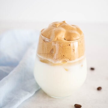 Iskaffe med cremet og luftigt kaffeskum på toppen - lækker og forfriskende til de varme sommerdage