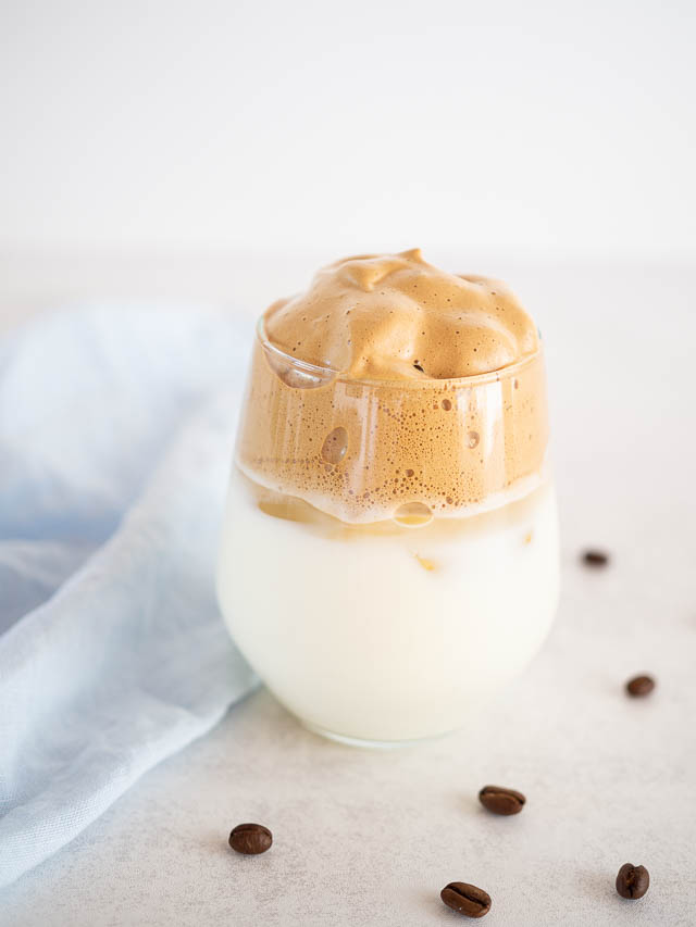 Iskaffe med cremet og luftigt kaffeskum på toppen - lækker og forfriskende til de varme sommerdage