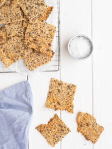 Hjemmelavede sprøde knækbrød med kerner - nem opskrift til snacks og morgenmad.