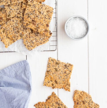 Hjemmelavede sprøde knækbrød med kerner - nem opskrift til snacks og morgenmad.