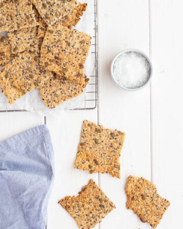 Hjemmelavede sprøde knækbrød med kerner - nem opskrift til snacks og morgenmad.