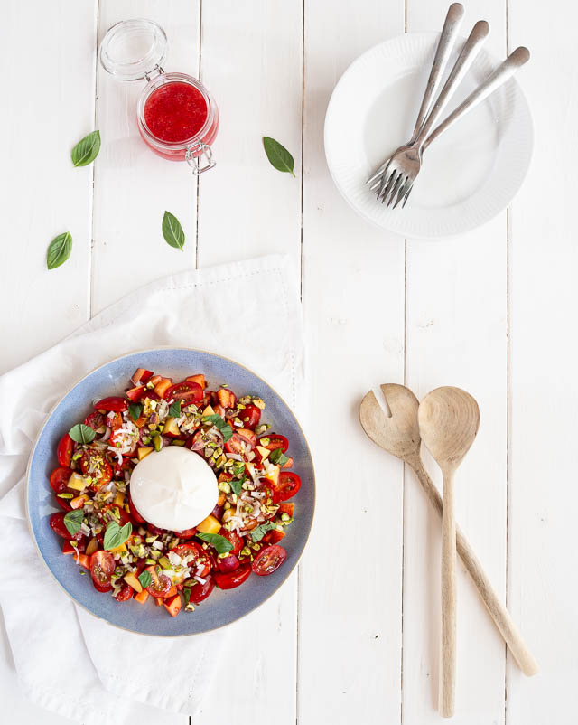 Opskrift Tomatsalat med nektariner og burrata