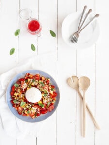 Frisk tomatsalat med saftige nektariner, burrata og hindbærvinaigrette - perfekt grilltilbehør.