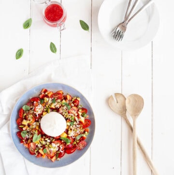 Frisk tomatsalat med saftige nektariner, burrata og hindbærvinaigrette - perfekt grilltilbehør.