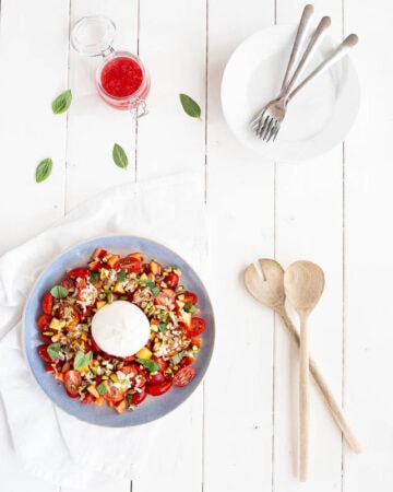 Frisk tomatsalat med saftige nektariner, burrata og hindbærvinaigrette - perfekt grilltilbehør.